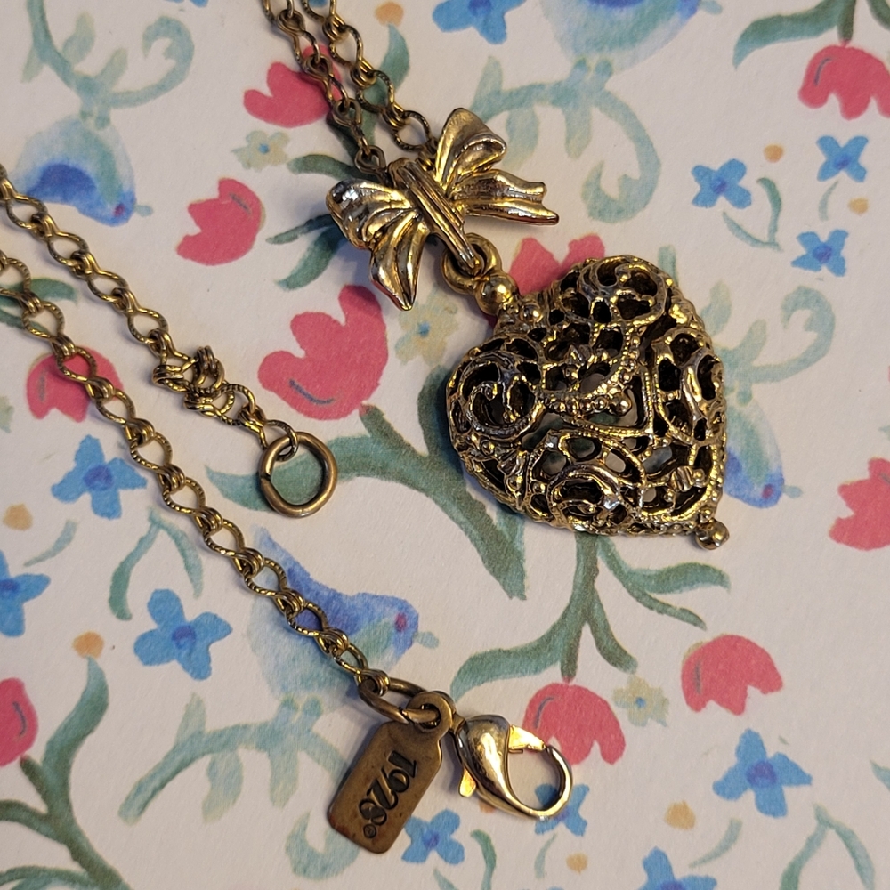 1928 Filigree Heart & Ribbon Pendant Gold-tone Chain Vintage Styled Necklace - Picture 3 of 13